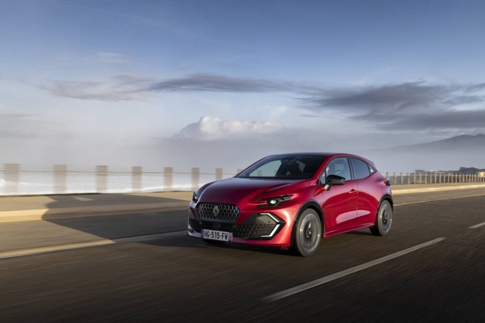 Image of a red Renault Clio E-tech on a road||||||||||||||||||||||